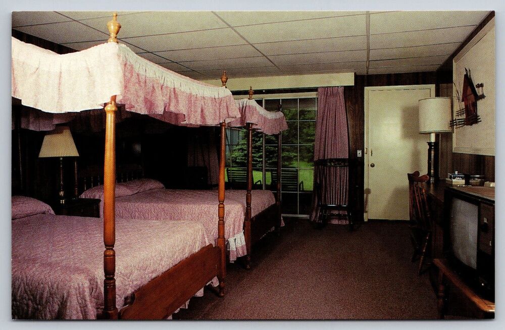 Kelly's Motor Coach Inn Gouldsboro Pennsylvania Postcard Vintage Interior TV